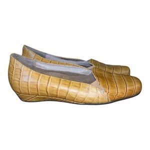 Vionic Orthoheel Technology size 7.5 wedge heels flats slip on tan fall office